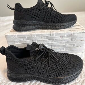 Damjuan Boy’s Sz. 32/1 Black Knit Lightweight Sneakers EUC